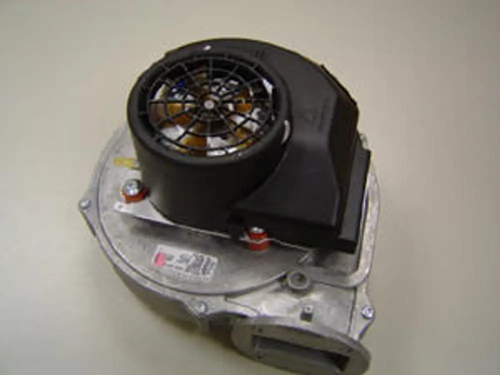 Gebläse der Marke Remeha, mit einem runden Ventilator und einem metallischen Gehäuse, geeignet zur Luftzirkulation in Heizsystemen.